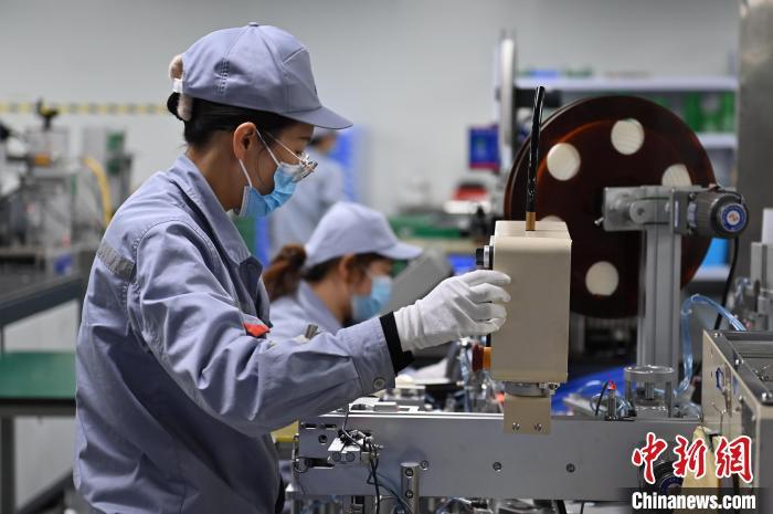 2023年9月21日，甘肃省金昌市，甘肃金拓锂电新能源有限公司工作人员，正在进行电池生产相关工作。(资料图)　李亚龙　摄