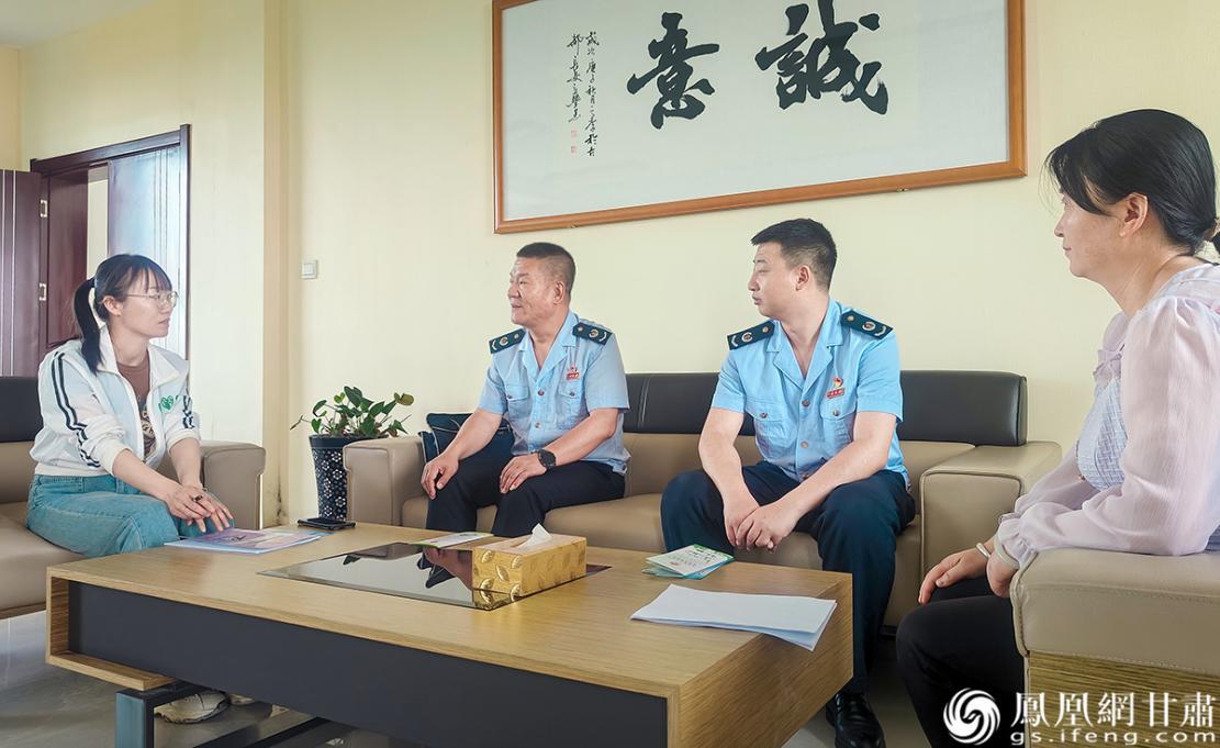 酒泉市税务局工作人员上门倾听企业诉求