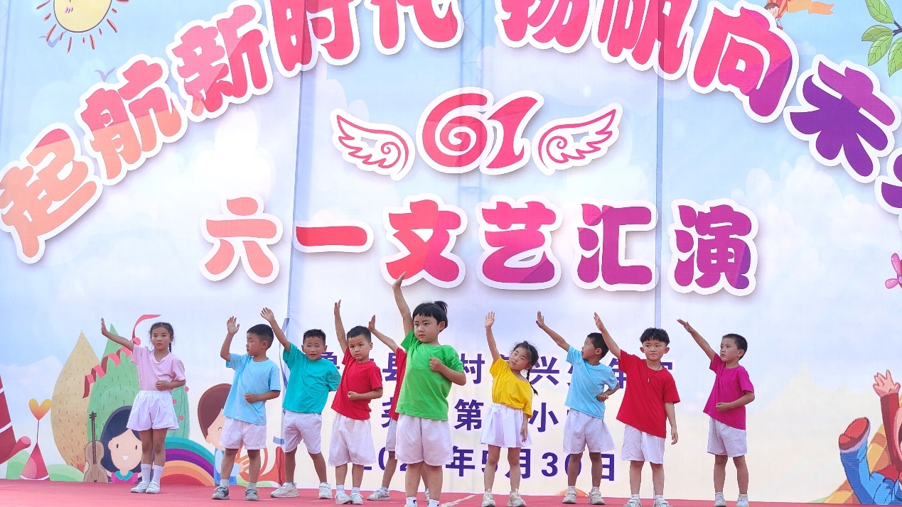 学前班的萌娃们跟着鼓点跳的有摸有样 摄影:汪佳琦