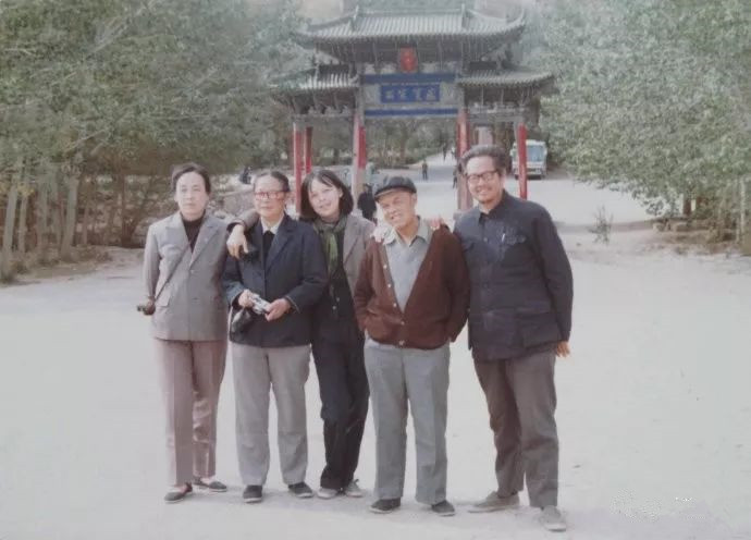 周绍淼(左四)、乌密风(左二)在莫高窟故地重游时留影