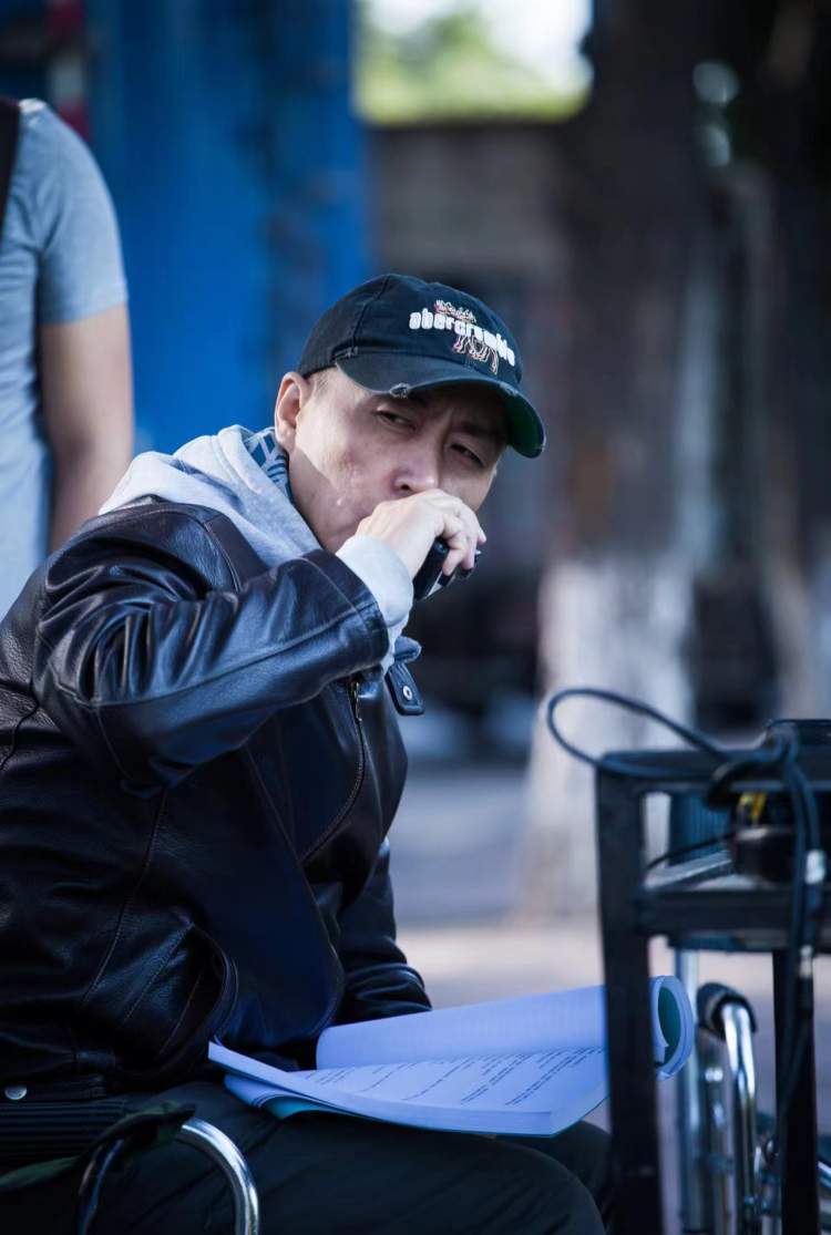 张力在《冰下的鱼》片场