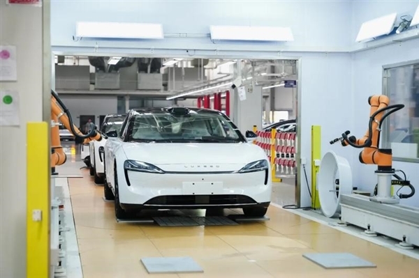 雷军开了个好头:奇瑞董事长尹同跃向智界S7车主交付新车