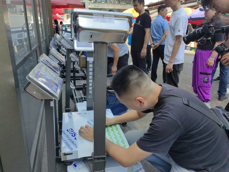 长沙市市场监管执法人员在对马王堆海鲜市场电子秤开展突击检查。长沙晚报通讯员 王业交供图