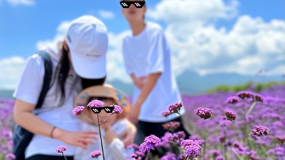 蒋勤勤晒旅行全家福，大儿子身高抢镜，陈建斌基因强大俩娃都像他