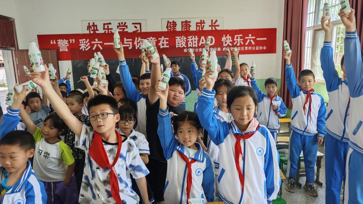 湖北咸宁五星河小学的孩子们