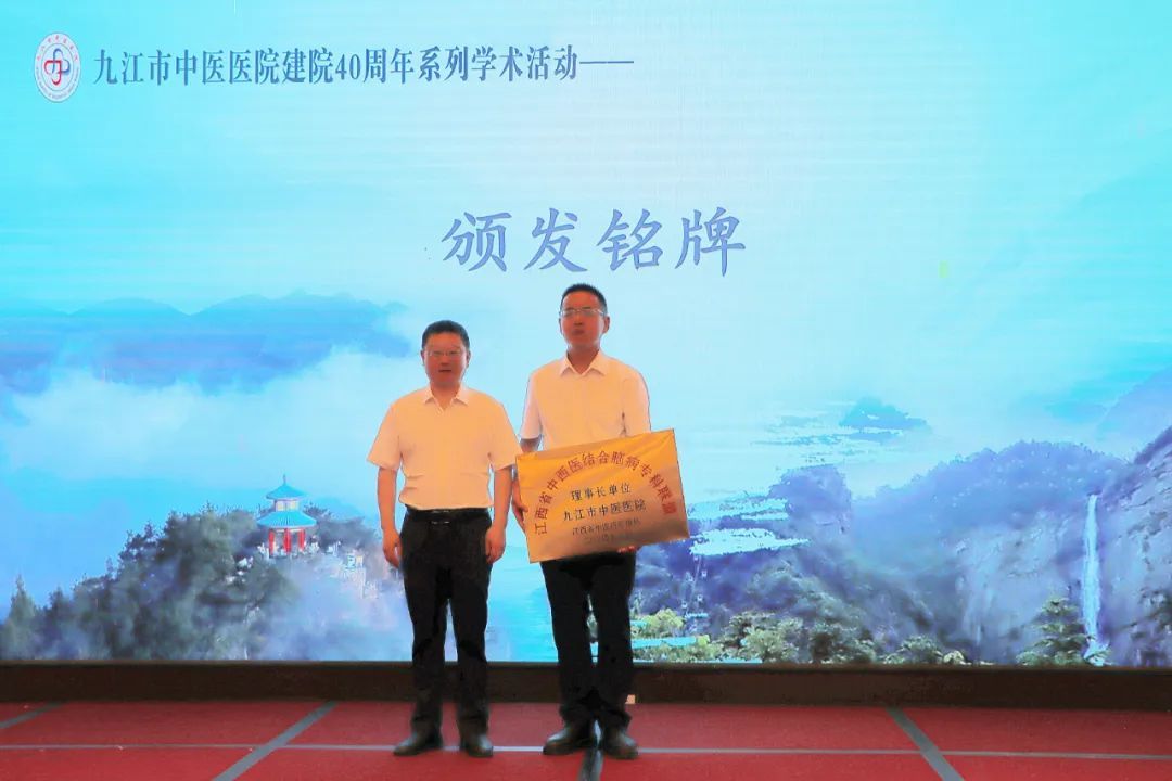 刘晓辉为联盟理事长单位颁发牌匾