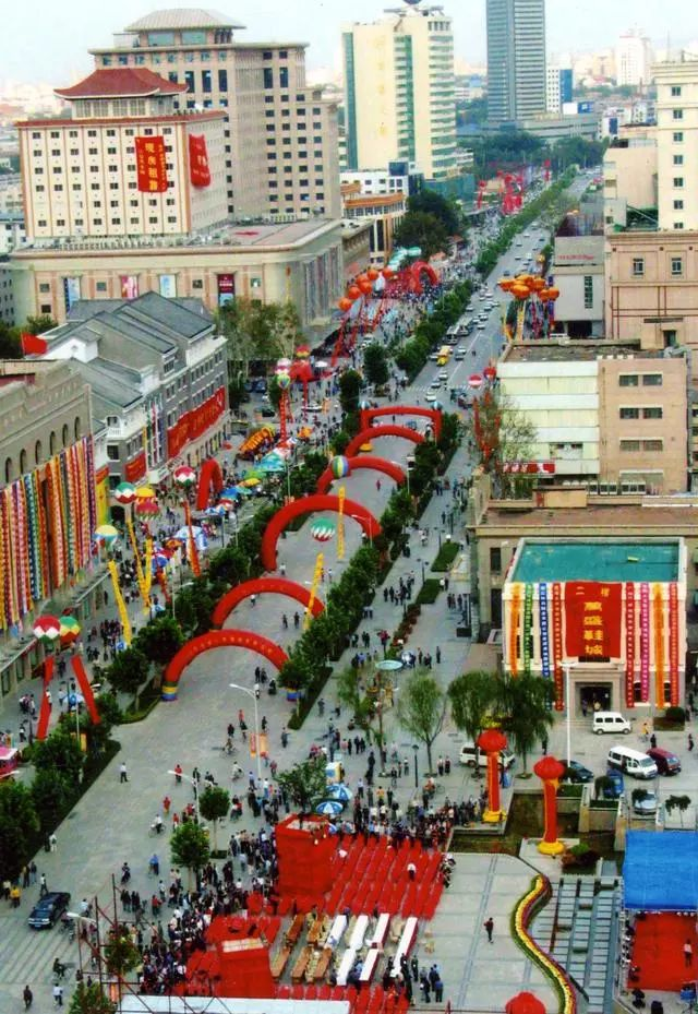 2002年改造完成后的泉城路（图片来源于“济南古城历史街区”公众号）