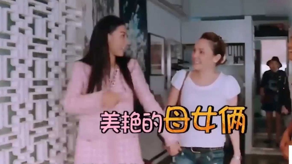 张柏芝妈妈罕见亮相妈妈超高颜值很惊艳母女俩同框像姐妹