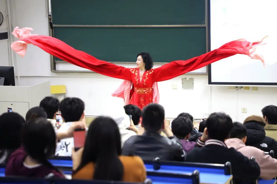 陈俐教授在《赣剧艺术鉴赏》课上挥起水袖。贺玉梅 / 摄