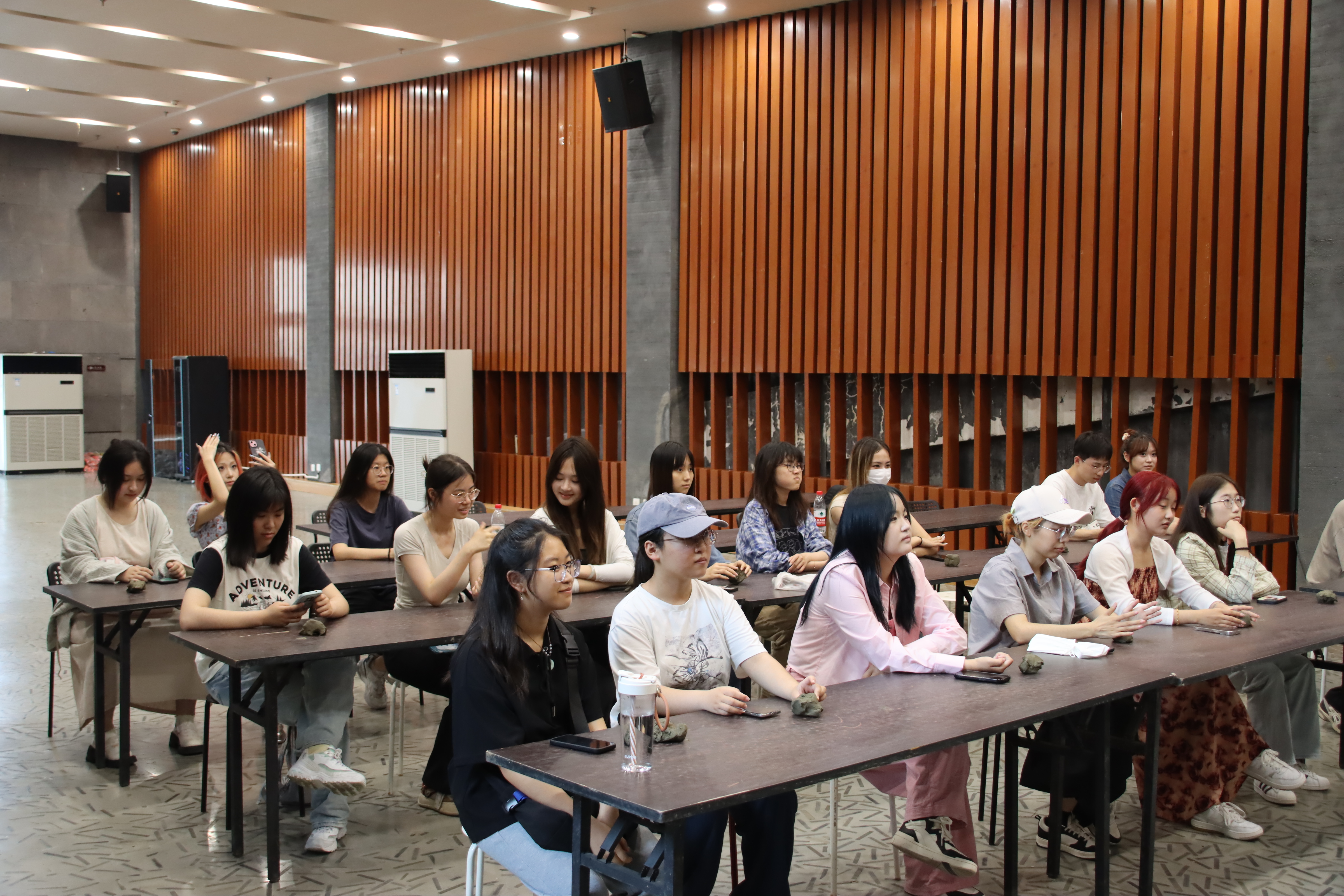 为非遗文化“青春代言”！这群大学生走进中国泥人博物馆