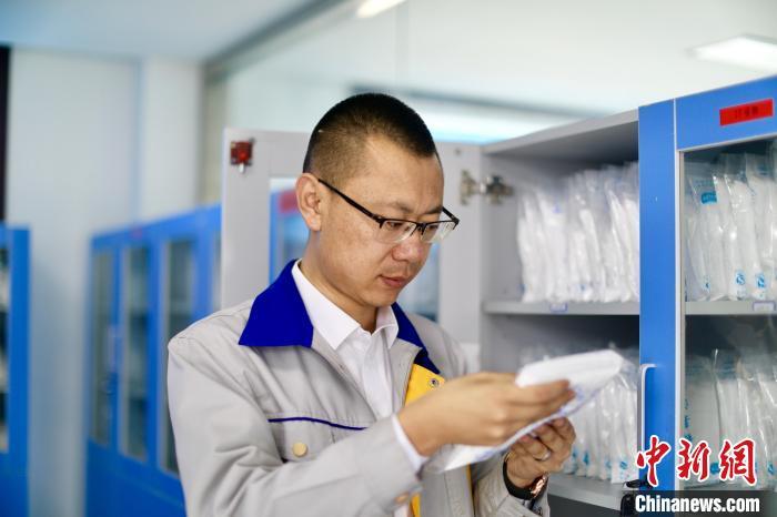 2019年8月31日，李幸泽在公司留样室查看产品情况。(资料图)陈彩琴　摄