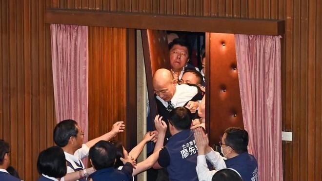 爆韩国瑜负伤严重，郭正亮还原台立法机构冲突现场：很多人受伤