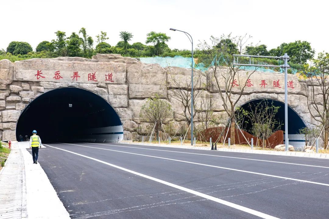 划设标线,在隧道内安装监控设施,光电轮廓标……近日,在s203省道奉化