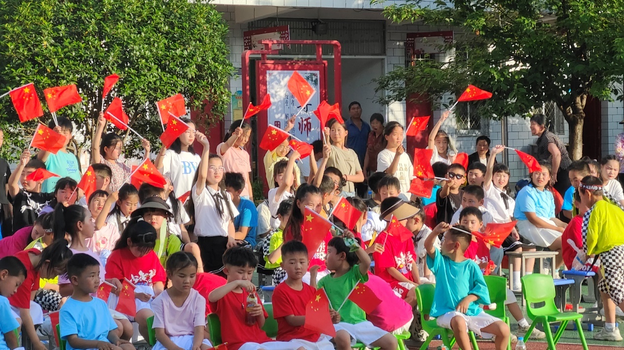 观众席上孩子们欢呼雀跃 摄影:汪佳琦