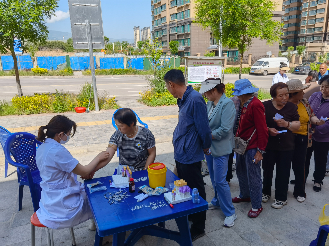 免费体检开到家门口　华亭银发族有“医”靠