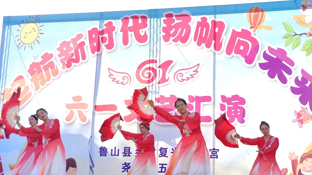 老师们和孩子们一起庆祝“六一”儿童节 摄影:汪佳琦