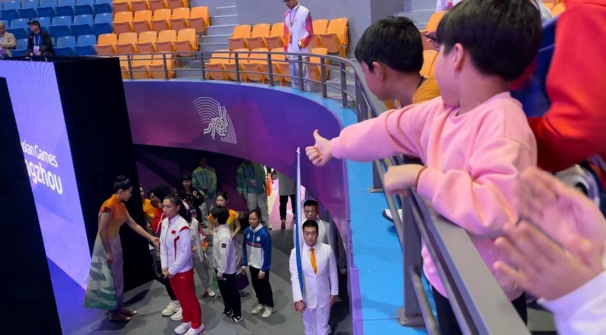 花生在杭州亚运会现场为苗婕加油