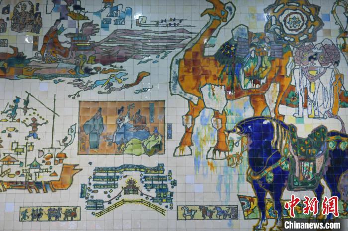 图为壁画展示的唐三彩双峰骆驼俑、黑釉三彩马等。李华 摄