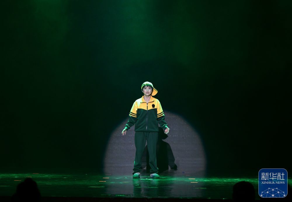 ↑天津市儿童艺术剧团演员在河北区少年宫表演儿童戏剧《敦煌·九色鹿王》(5月30日摄)