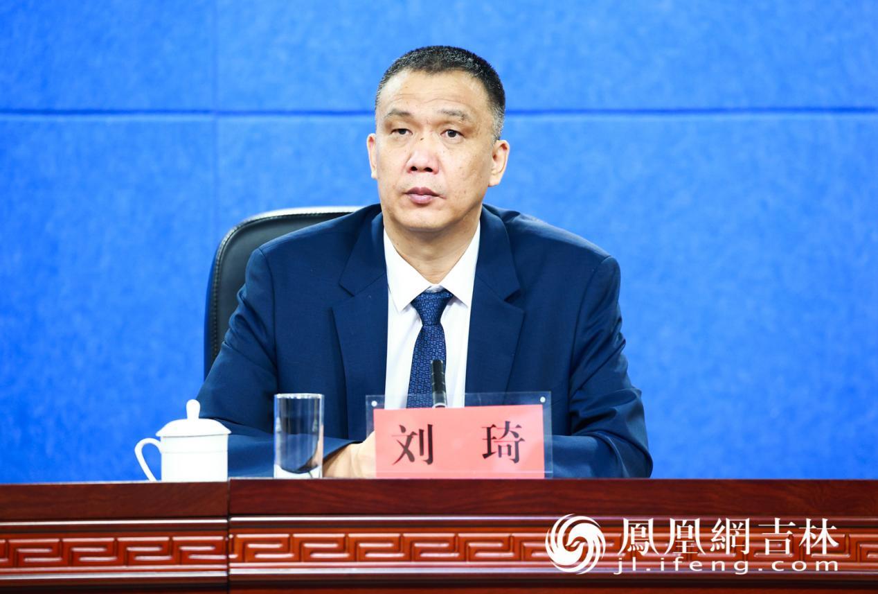 吉林省体育局副局长刘琦介绍体育赛事筹备情况。