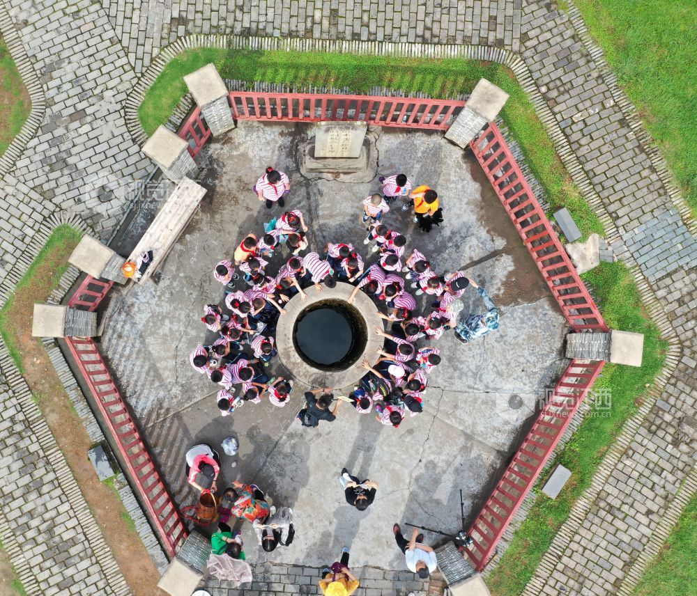 在瑞金市沙洲坝村红井开展的红色旅游研学活动。(江西日报首席记者 杨继红摄)