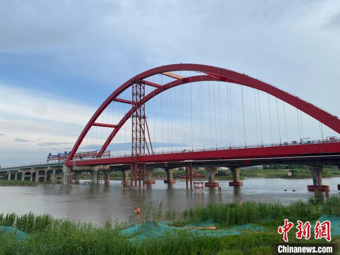 清水河特大桥是芜宣高速改扩建工程项目的关键节点工程。吴兰 摄。