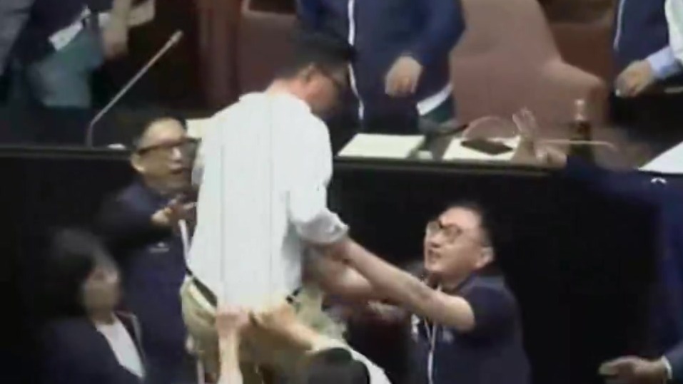 台立法机构沦为斗兽场！网友写歌讽刺：台湾政治只剩下拳头和闹剧