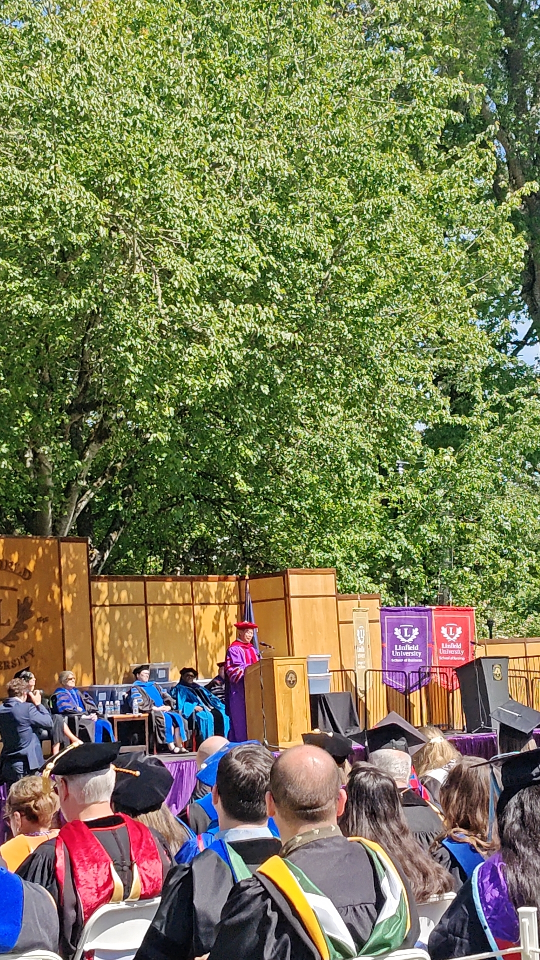 郑州西亚斯学院创办人、理事长陈肖纯博士在林菲尔德大学毕业典礼上致辞