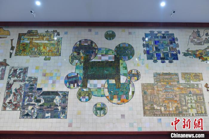 图为壁画中央的大方鼎。李华 摄