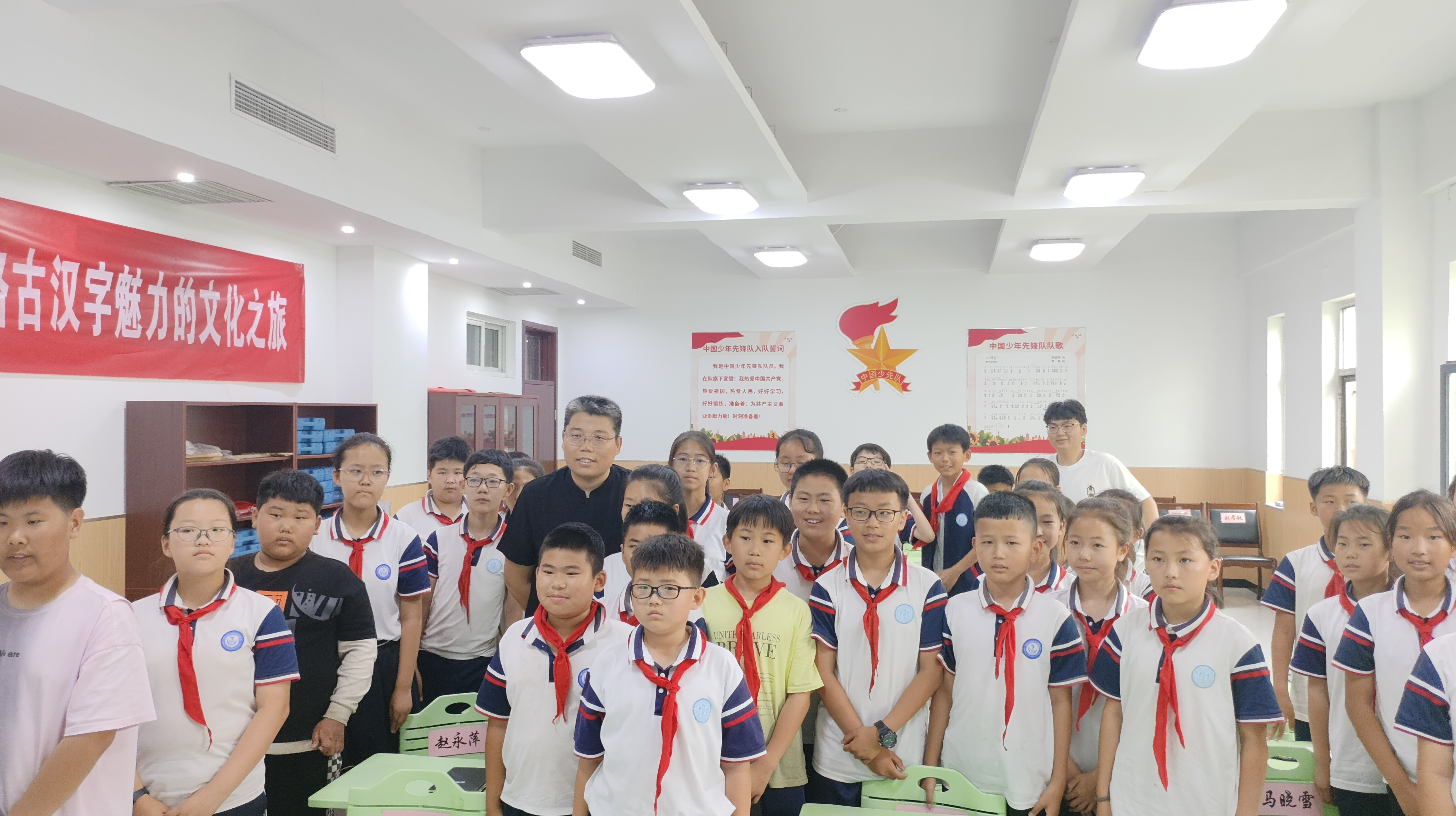 河北工业大学 “大龙说字”文化公益服务团将古汉字送进小学课堂