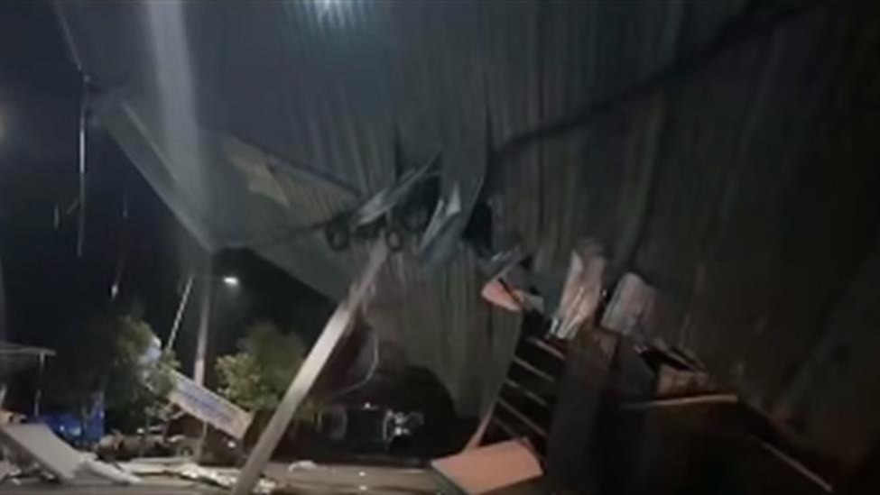 四川宜宾多地遭遇大风暴雨：酒店玻璃门在风雨中爆裂，有彩钢瓦被吹倒致道路中断_凤凰网