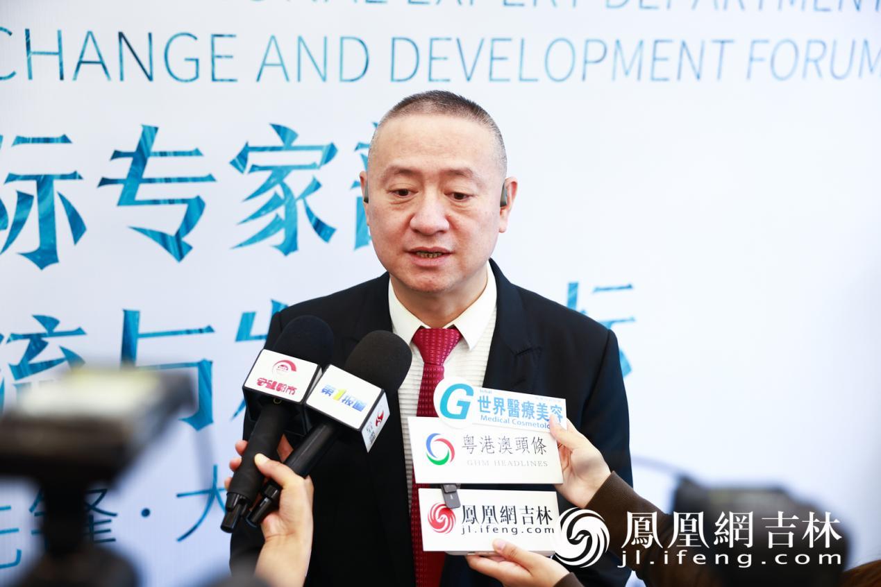 长春中妍美容医院技术总院长、VIP首席专家赵胜有接受采访。