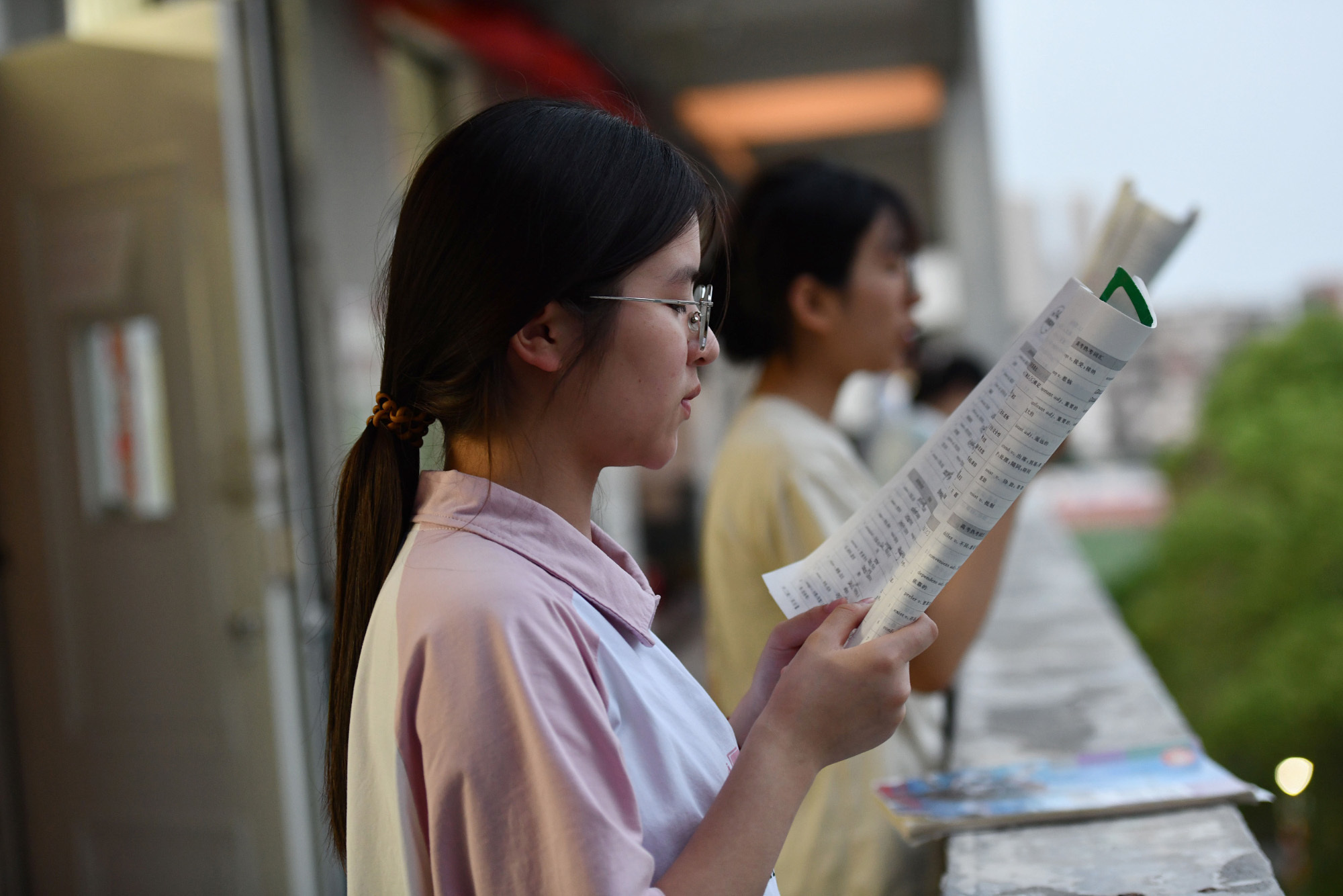 2024年5月28日晚，安徽省阜阳市第二中学，即将参加高考的学生在教室外背诵英语单词。