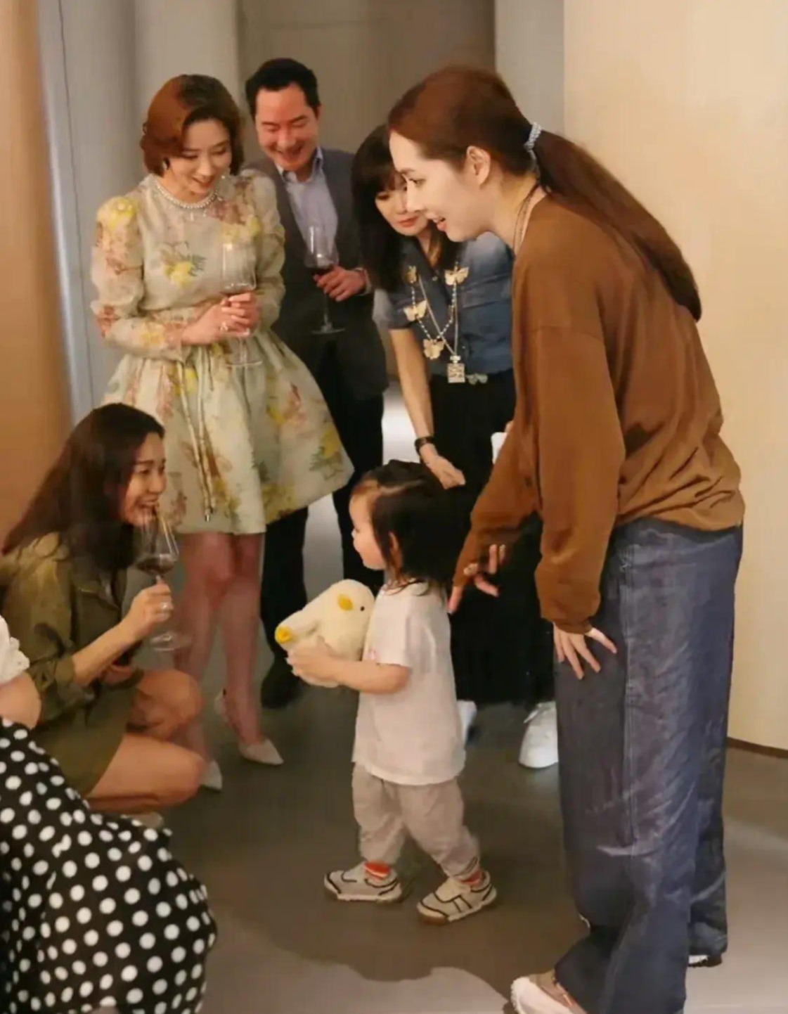 港圈大佬聚会！向华强牵头，关之琳大金镯抢眼，吕良伟妻子成焦点