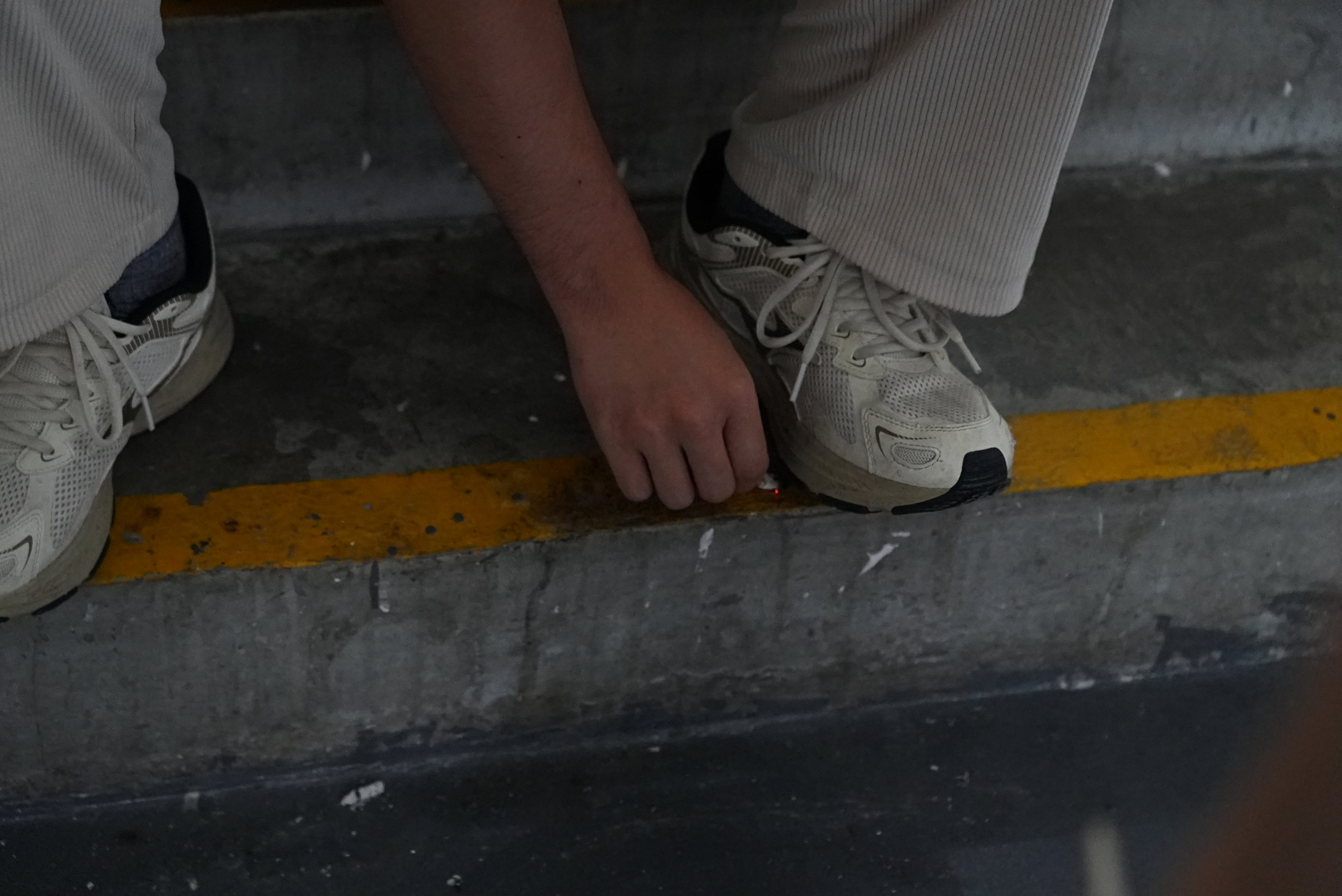 龙华写字楼查违法吸烟，女子被罚后称：等下还有很多人来这抽