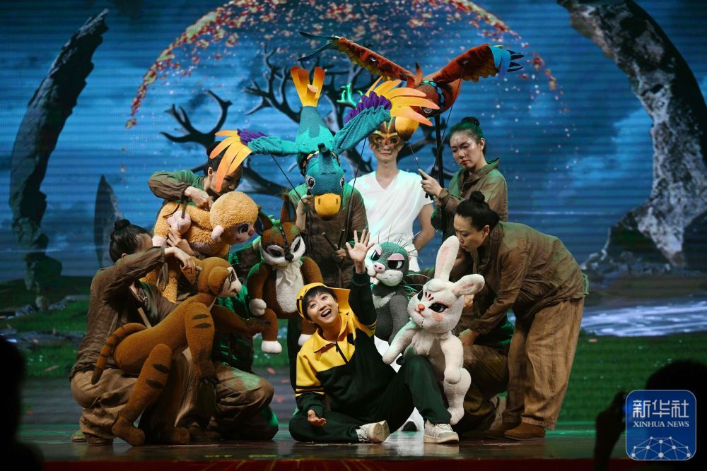 ↑天津市儿童艺术剧团演员在河北区少年宫表演儿童戏剧《敦煌·九色鹿王》(5月30日摄)