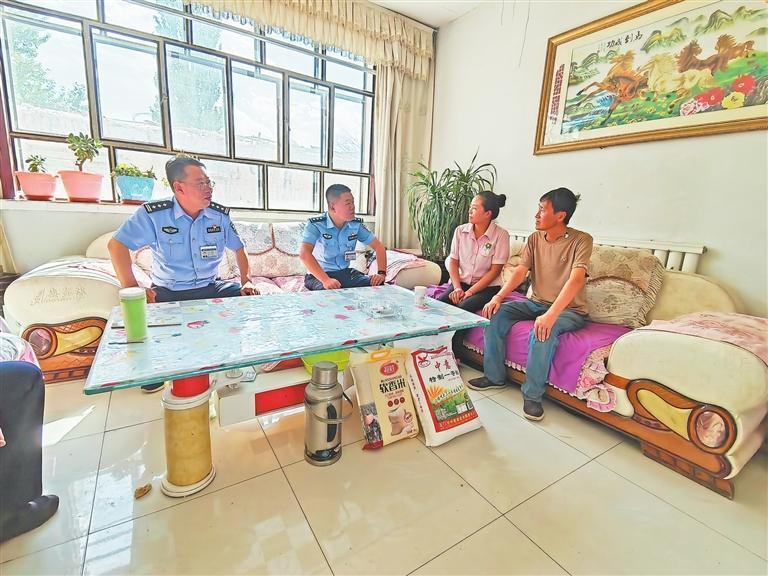 酒泉市公安局交警支队川北高速公路大队党支部党员干部在玉门市柳河镇开展“学做榜样暖人心,结对帮扶显真情”主题党日活动。活动中,党员干部深入结对帮扶对象家中,为他们送去面粉、大米等生活用品,与他们亲切交谈,详细了解关爱对象生产生活中存在的困难和问题。新甘肃·甘肃日报通讯员 杨强