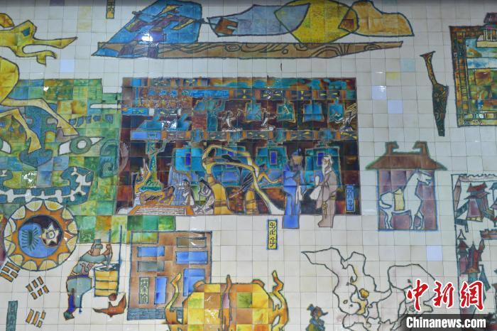 图为壁画展示的历史典故“孔老相会”。李华 摄