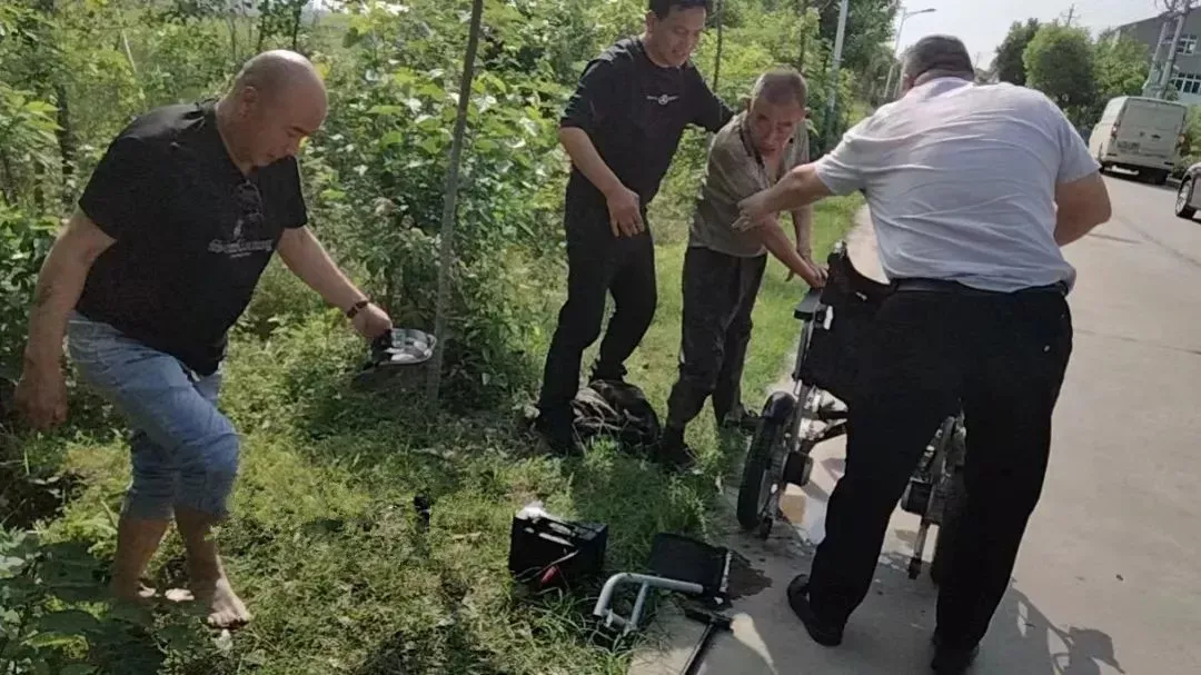 众人合力将老人救出