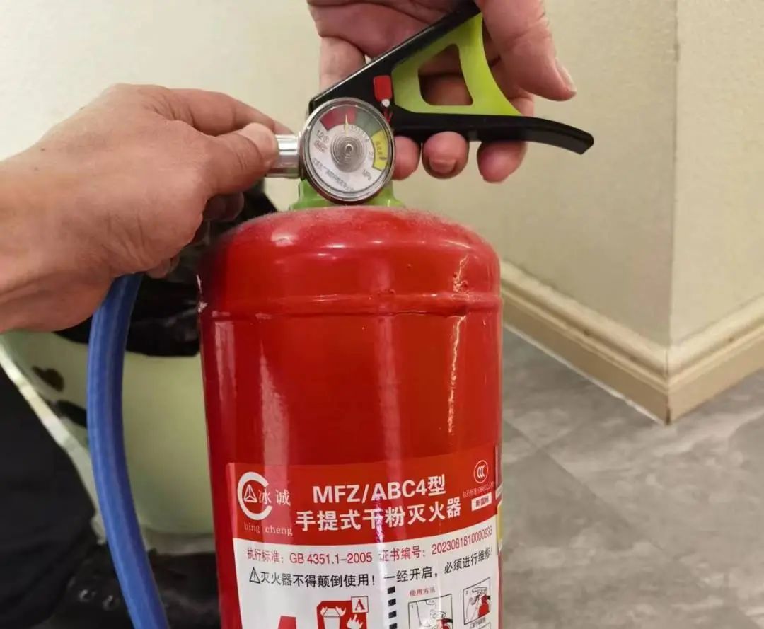 ▲部分灭火器压力不足