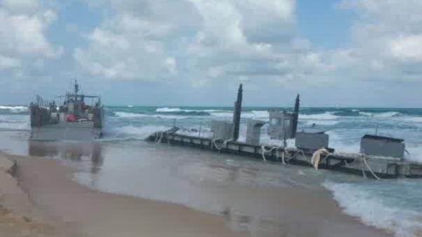美军加沙浮动码头被冲毁，救援军舰也搁浅