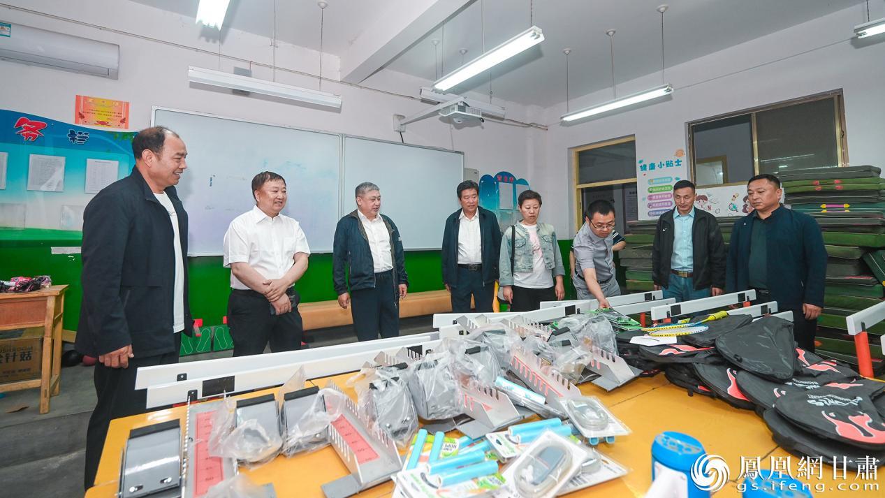 建行甘肃省分行向洛塘中心小学的学生们捐赠体育运动器材