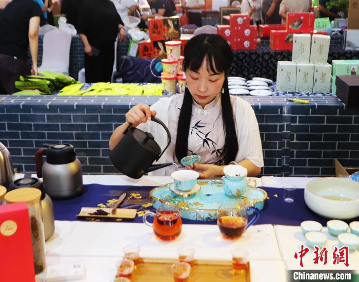 年轻人兴起“饮茶热”:得闲饮茶 不得闲也饮茶凤凰网陕西_凤凰网