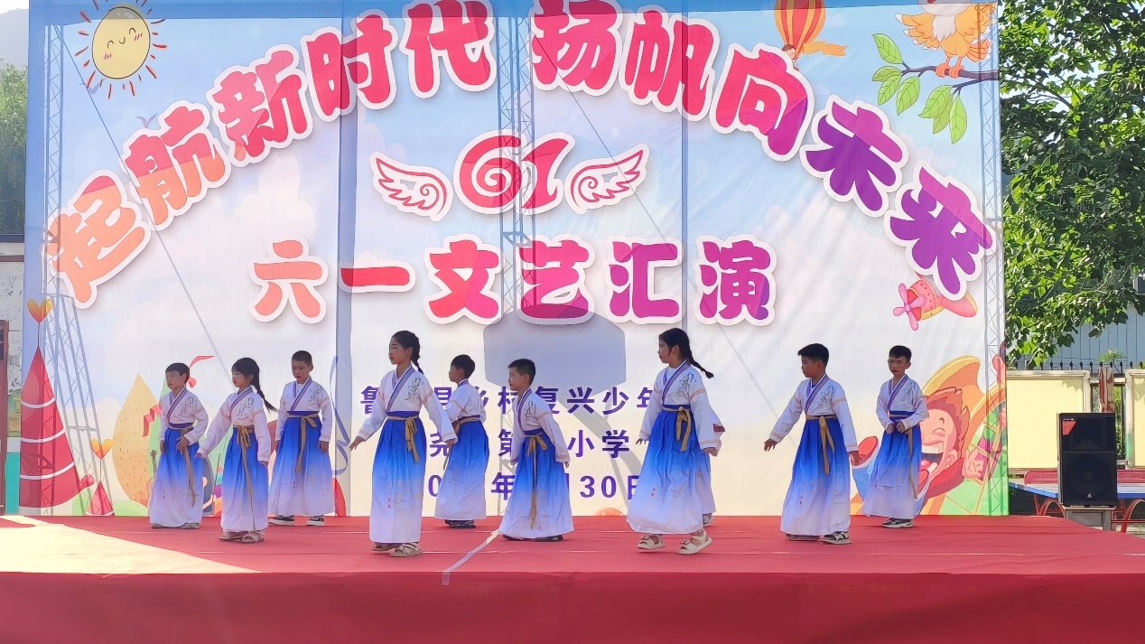 小朋友们灵动调皮的舞蹈表演让人忍俊不禁摄影:汪佳琦