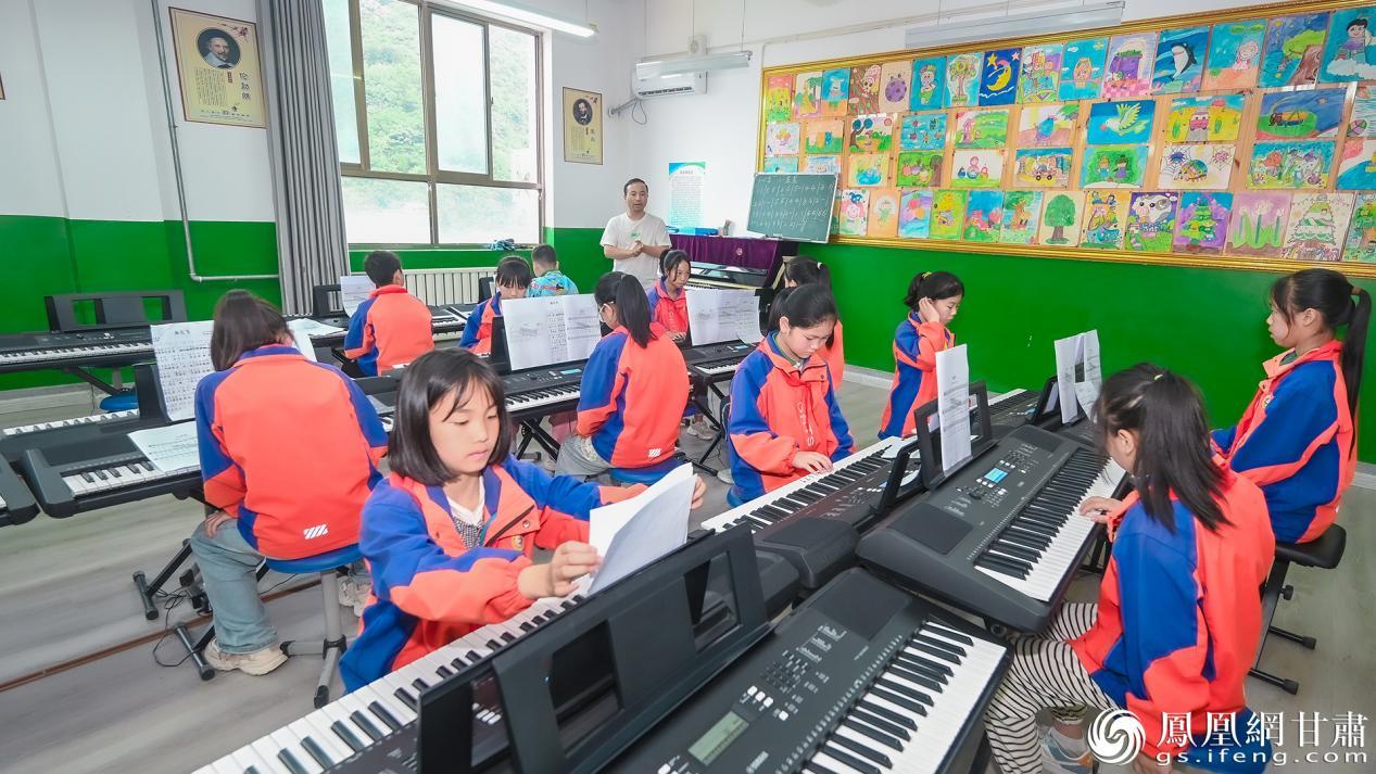 建行甘肃省分行捐赠的音乐教室里，洛塘中心小学的孩子们逐梦音乐世界。