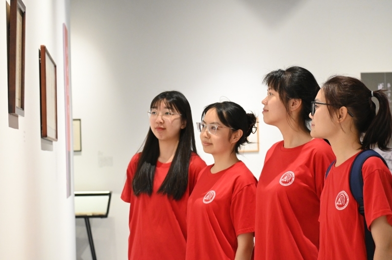 同学们在参观胡先骕先生的作品