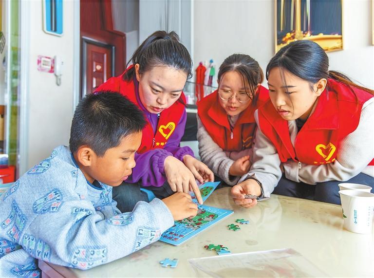 张掖公路事业发展中心山丹公路段“爱心妈妈”志愿者为结对帮扶儿童赠送学习用品,陪伴结对帮扶儿童做游戏。新甘肃·甘肃日报通讯员 张啸天