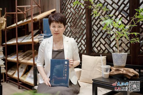 胡晓江接受记者采访