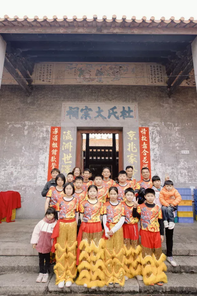 诒燕堂醒狮会,该狮队成员大多为10后