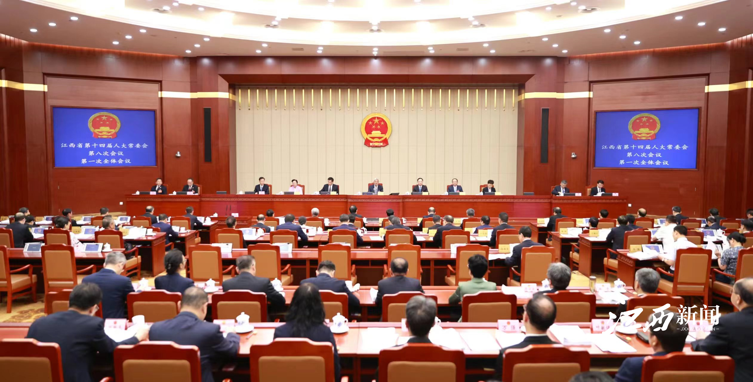 江西省十四届人大常委会第八次会议举行 尹弘主持